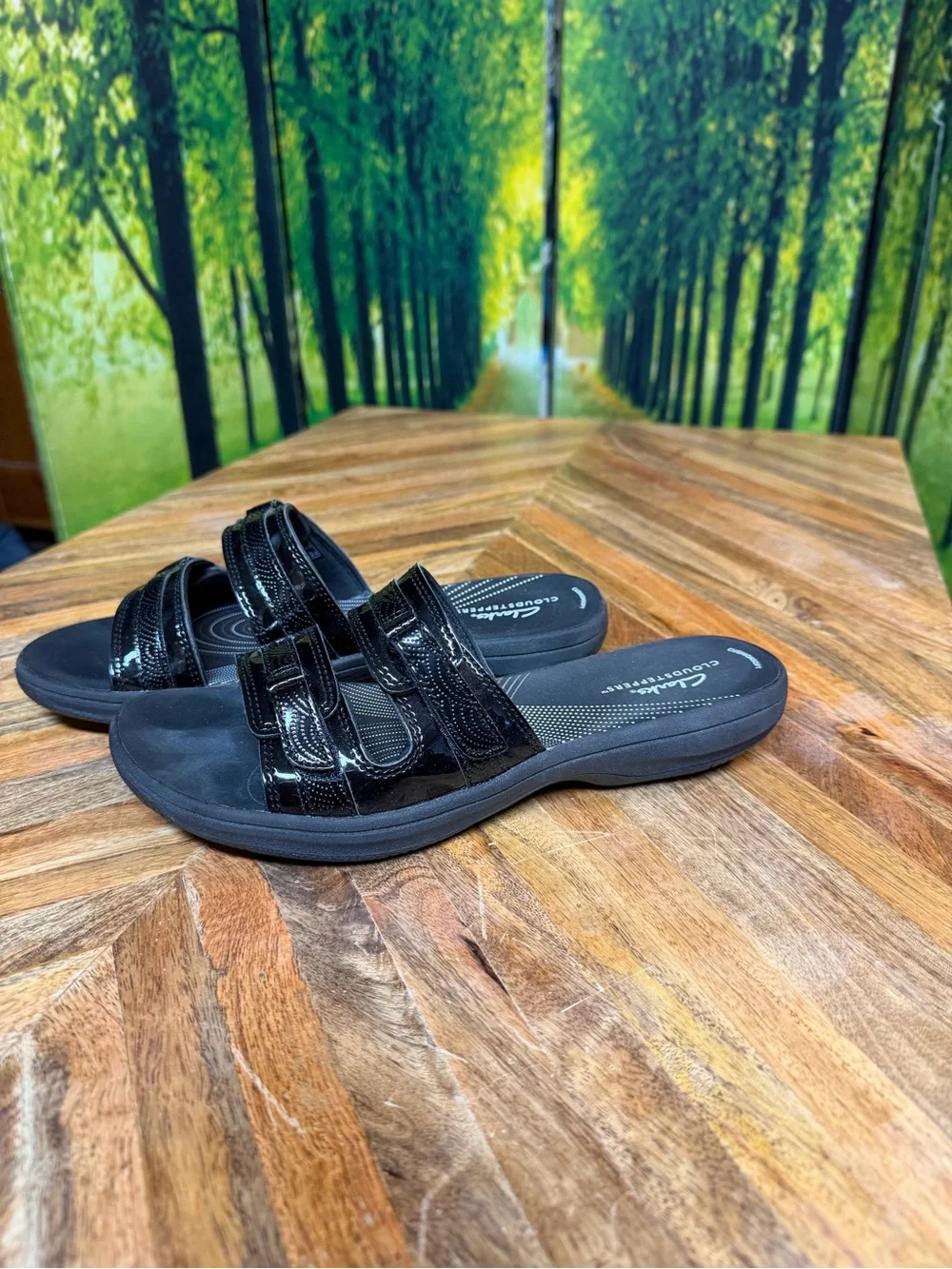 EUC Clarks Black Patent Sandals Slides Triple-Strap Slide Sandals SZ 8.5